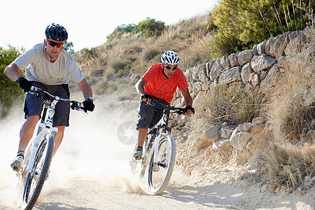 Tilskuere kommer ind på banen, hvilket får gruppen til at styrte